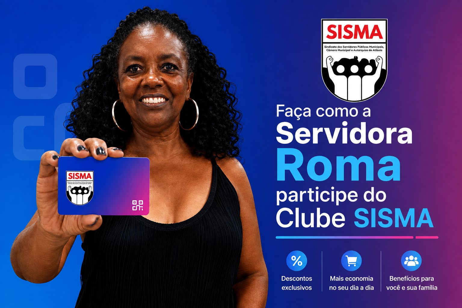 Servidora segurando o cartão digital do Clube SISMA